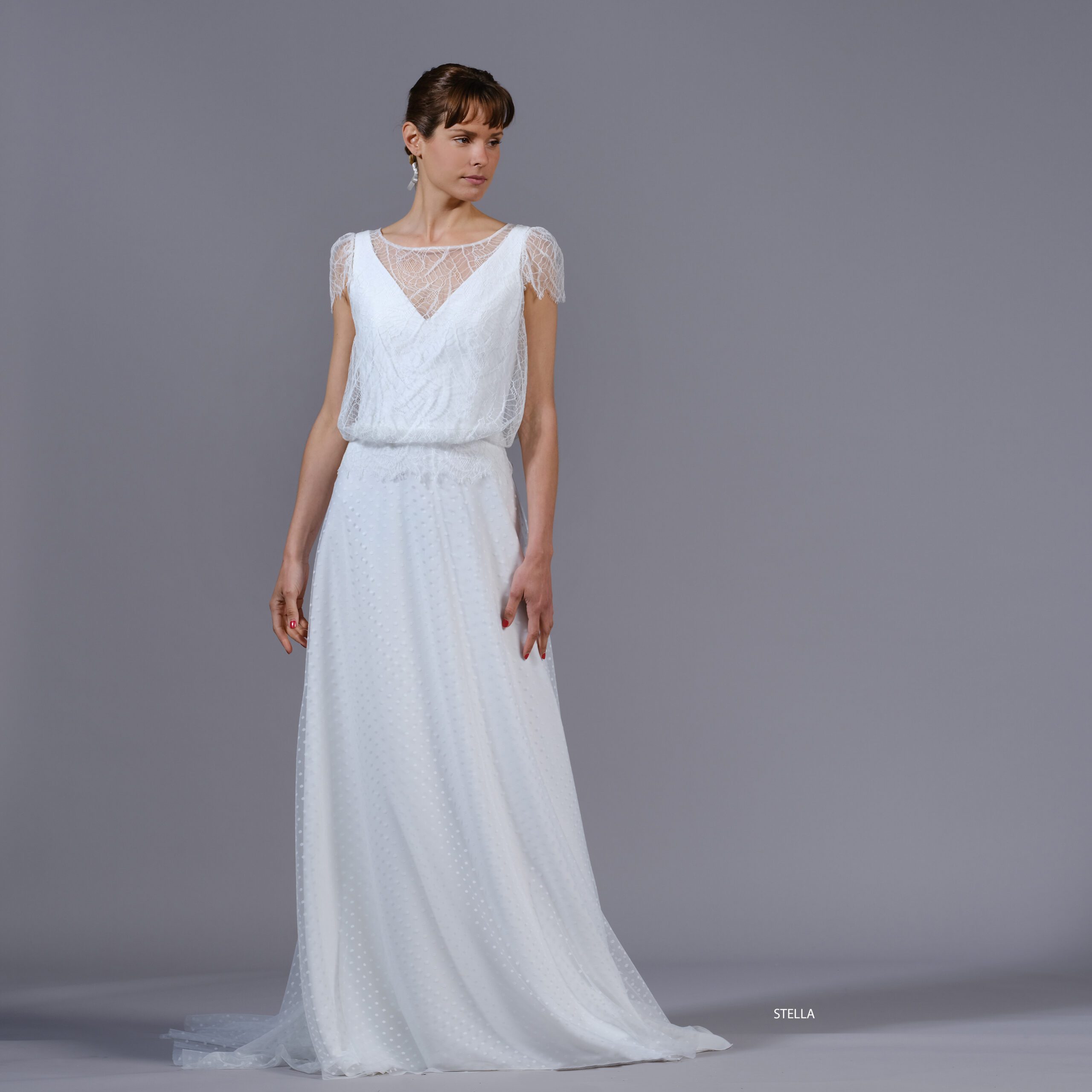robe de mariée en tulle plumetis et dentelle de calais, col V