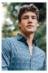 camisa-slim-fit-estampado-auriculares-fondo-azul (1)