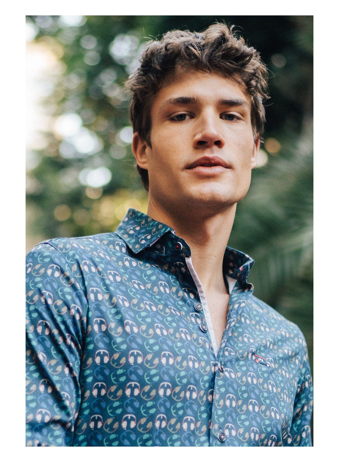 camisa-slim-fit-estampado-auriculares-fondo-azul (1)