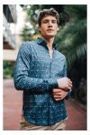 camisa-slim-fit-estampado-auriculares-fondo-azul Chemise "casques audio" The Surf Car" 252051