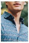 camisa-slim-fit-estampado-auriculares-fondo-azul (2) Chemise "casques audio" The Surf Car" 252051