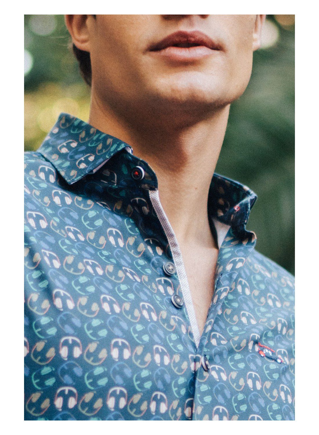 camisa-slim-fit-estampado-auriculares-fondo-azul (2) Chemise "casques audio" The Surf Car" 252051