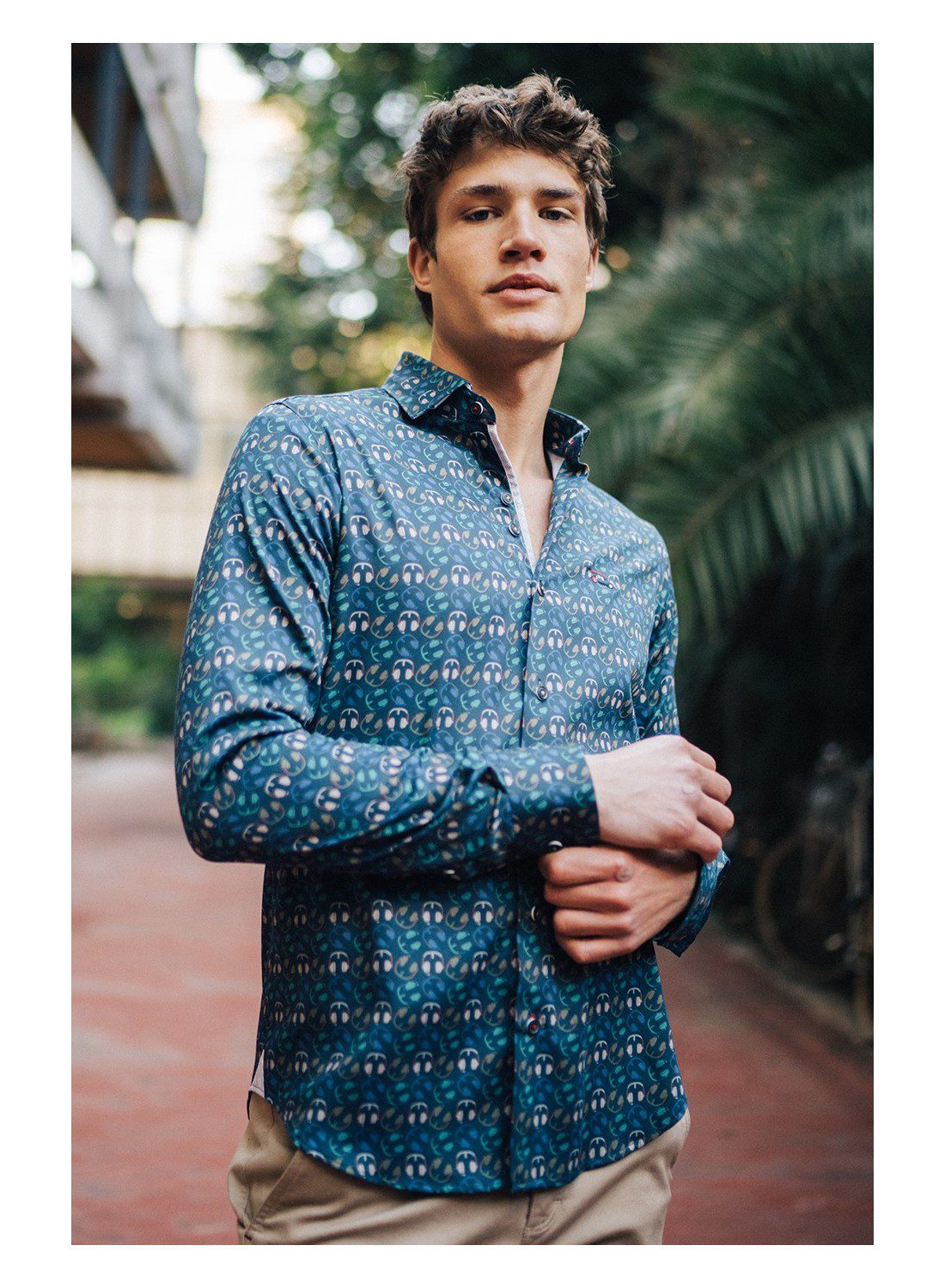 camisa-slim-fit-estampado-auriculares-fondo-azul Chemise "casques audio" The Surf Car" 252051